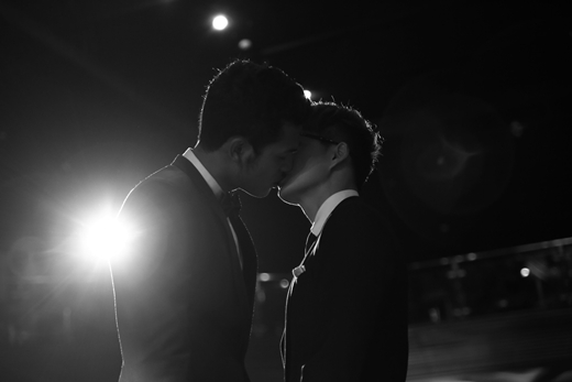 
	
	
	
	Nụ hôn đồng giới trong Cầu vồng không sắc.